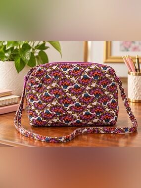 Vera Bradley Camera Bag,  Cross Body, Scaevola Fan Flower Pattern New!
